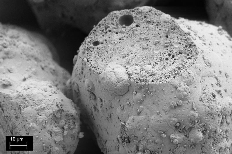 Granulat mit verkapseltem Öl, REM