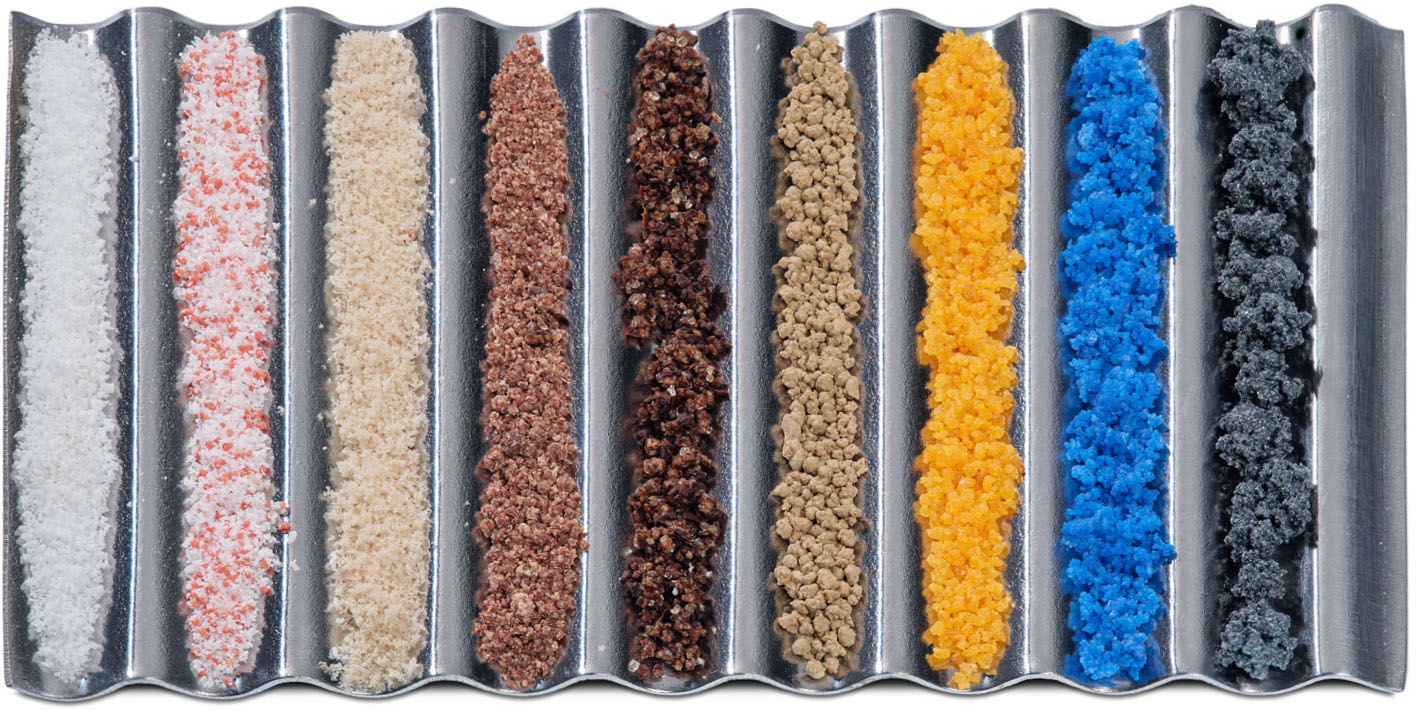 Granules with varying particle sizes, produced by fluid bed spray agglomeration