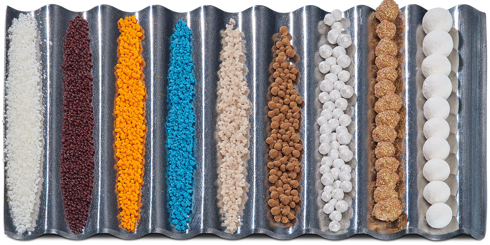 Granulate mit unterschiedlichen Korngrößen, aufgebaut aus der Flüssigkeit mit Sprühgranulation in der Wirbelschicht